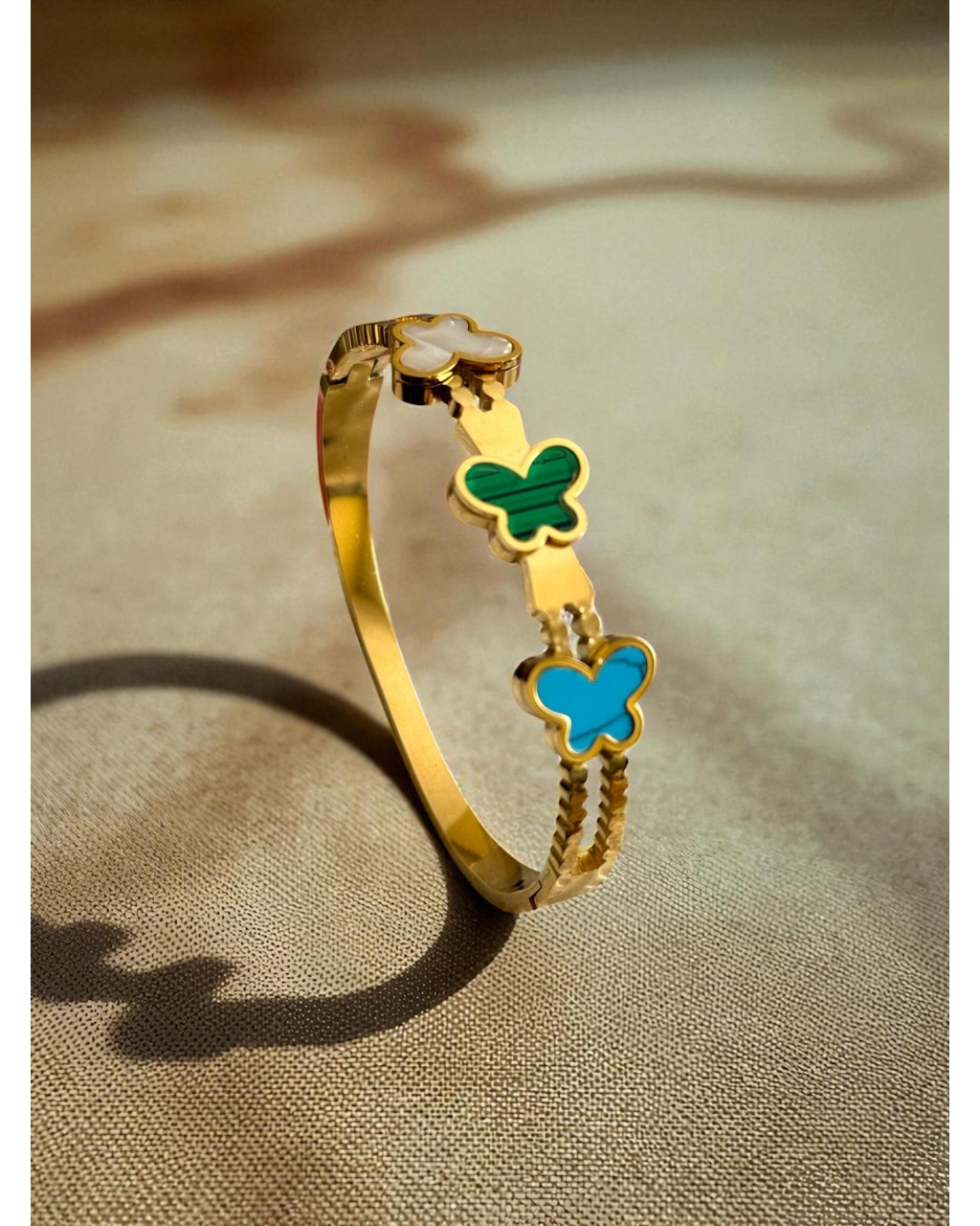 GOLD RENK ÜÇLÜ KELEBEK MODEL ÇELİK KELEPÇE BİLEKLİK