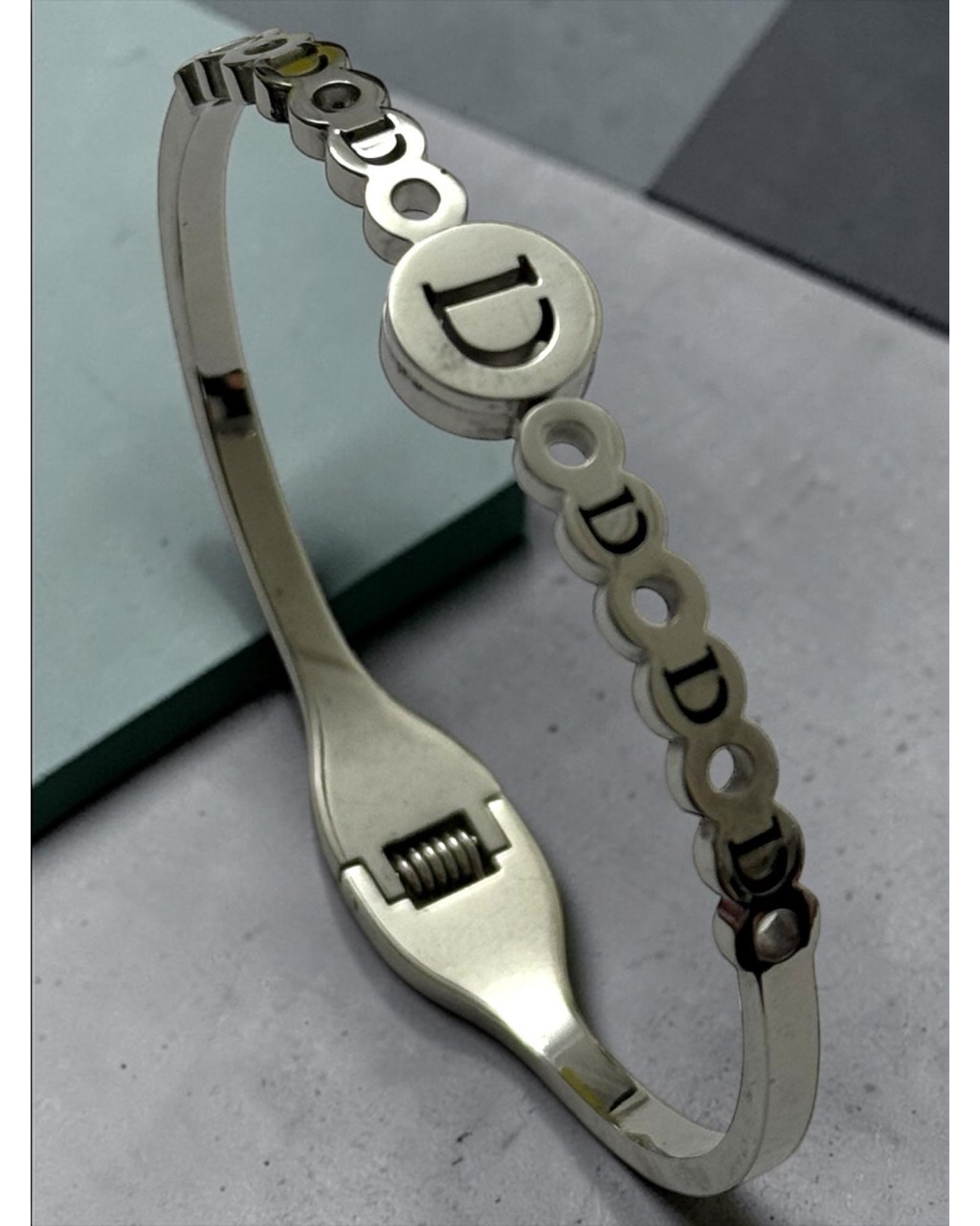 SİLVER RENK D HARF ÇELİK KELEPÇE BİLEKLİK