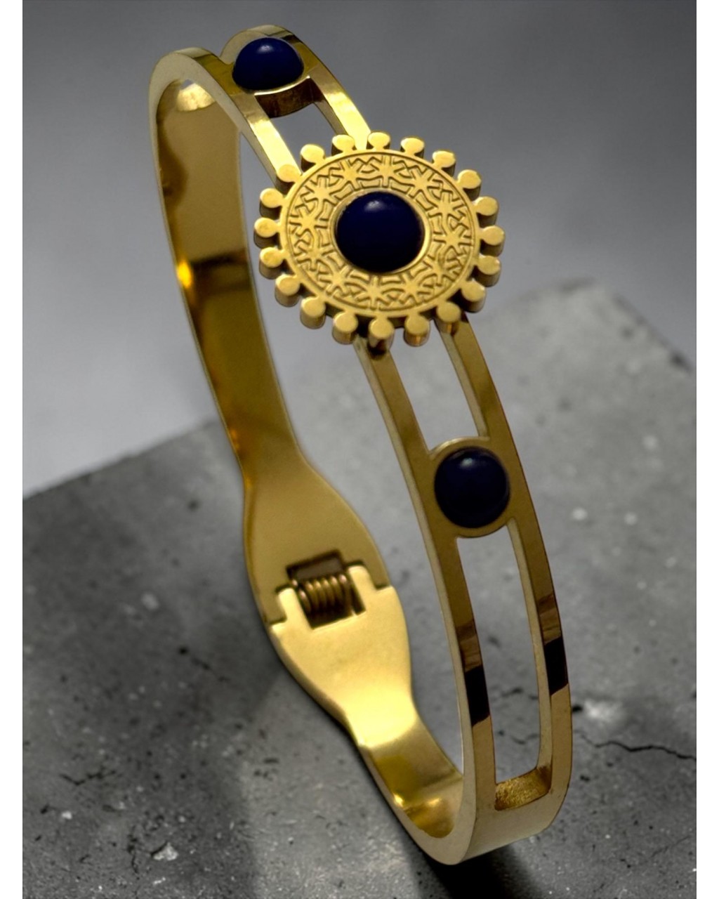 GOLD RENK ÜÇLÜ YUVARLAK AMETİS TAŞ DETAYLI ÇELİK KELEPÇE BİLEKLİK