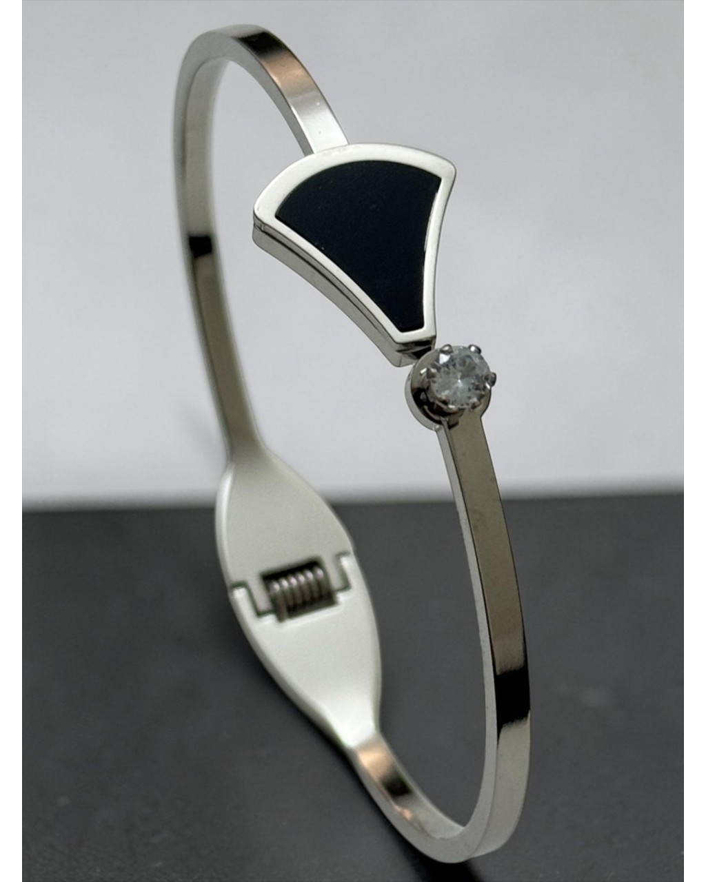 SİLVER RENK SİYAH ÜÇGEN MODEL ÇELİK KELEPÇE BİLEKLİK