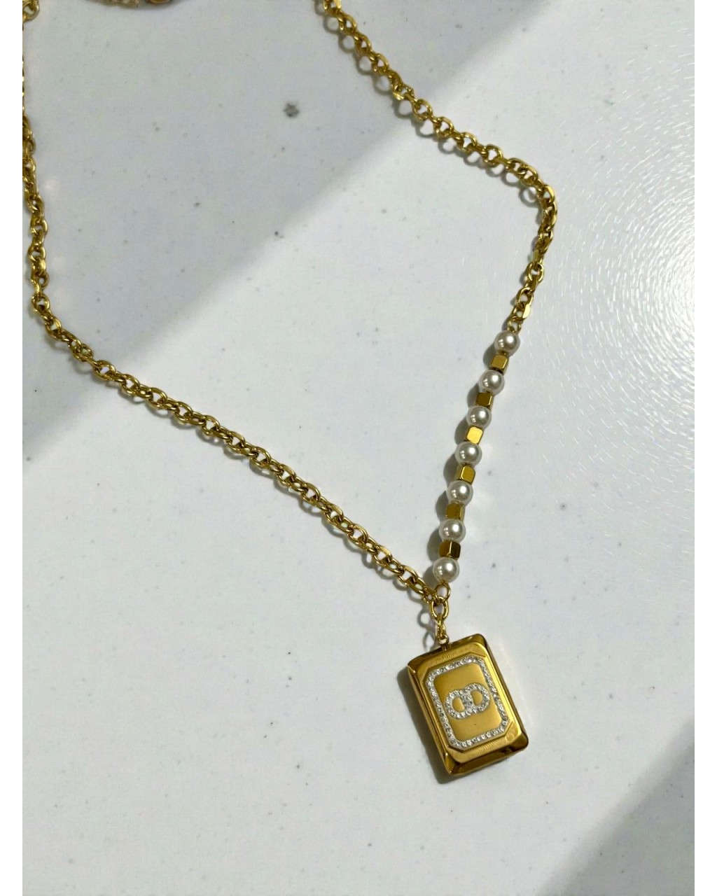 GOLD RENK İNCİ DETAYLI DİKDÖRTGEN UÇ ÇELİK KOLYE