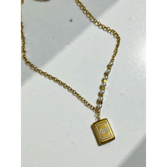 GOLD RENK İNCİ DETAYLI DİKDÖRTGEN UÇ ÇELİK KOLYE