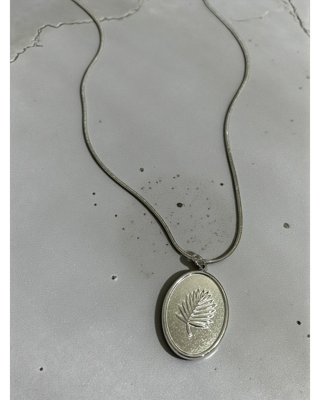 YAPRAK MODEL OVAL ÇELİK KOLYE