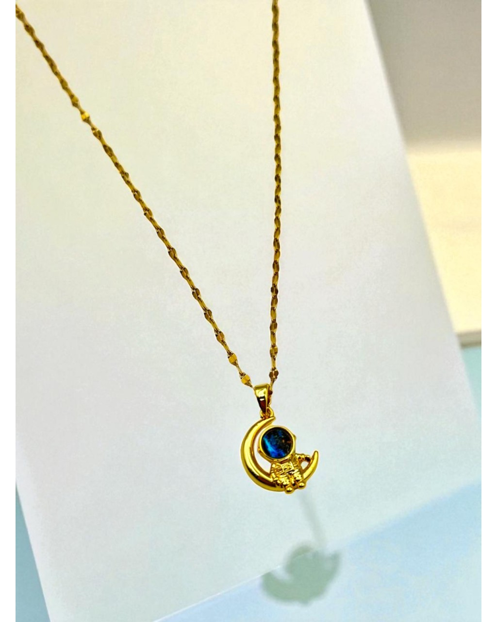 GOLD RENK HİLAL VE ASTRONOT GEZEGEN MODEL ÇELİK KOLYE