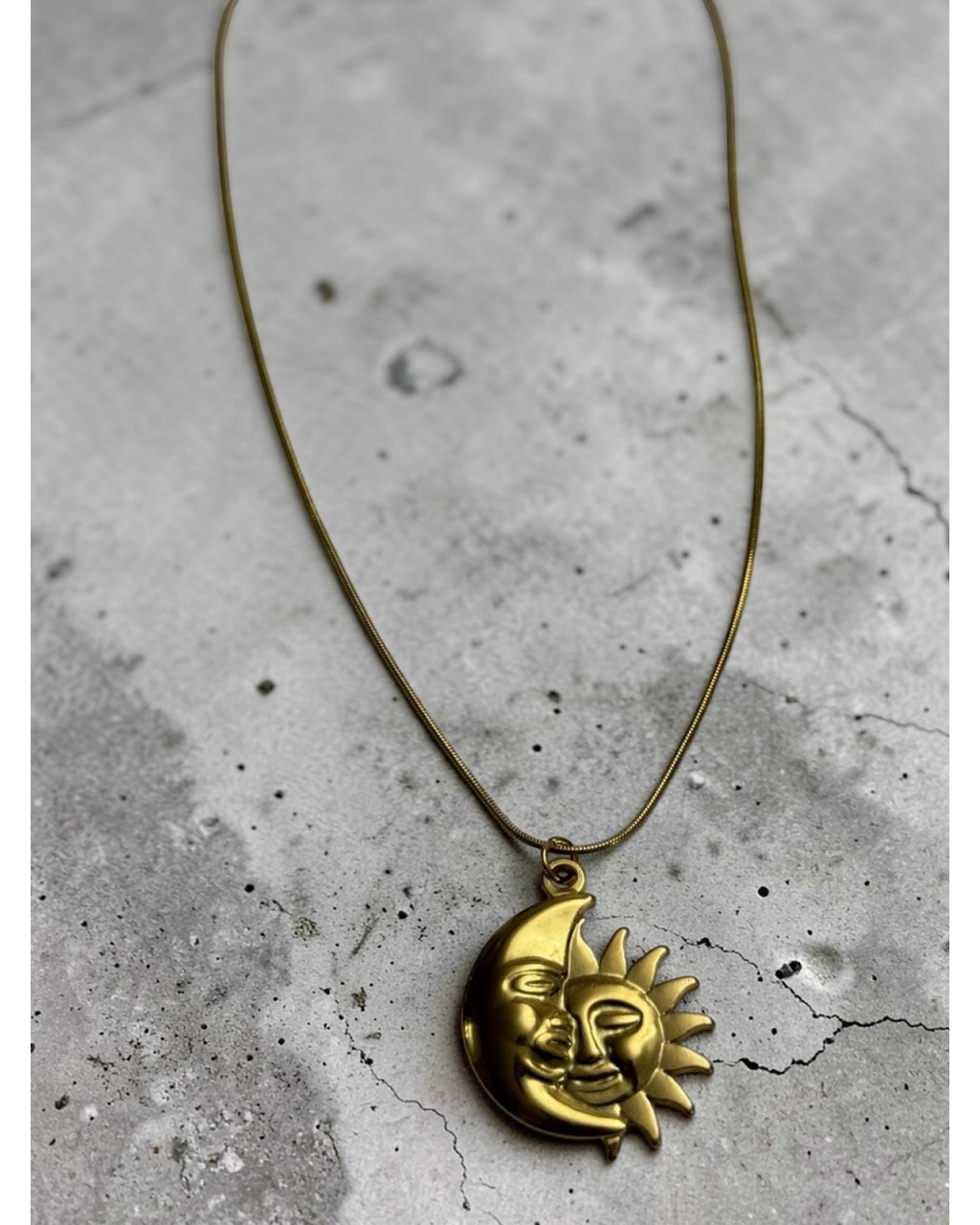 GÜNEŞ VE AYIN BÜYÜSÜ GOLD RENK ÇELİK KOLYE