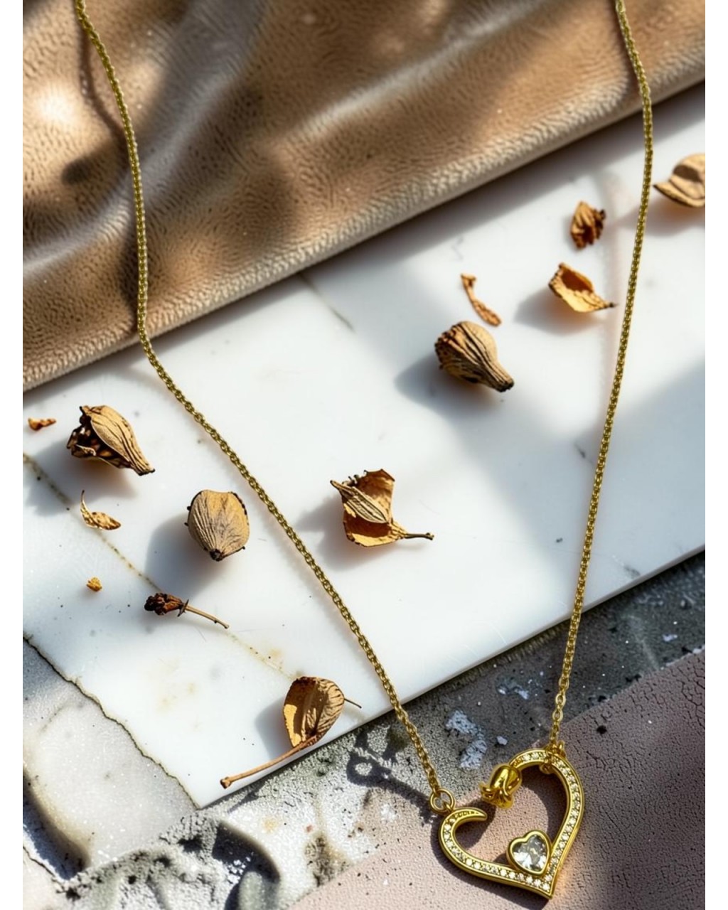 GOLD RENK TAŞLI LALE KALP MODEL KOLYE