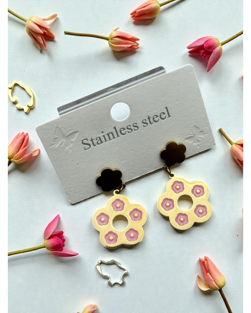 GOLD RENK SALLANTILI YONCA MODEL PEMBE ÇİÇEKLİ ÇELİK KÜPE