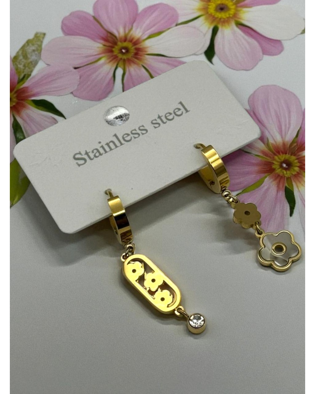 GOLD RENK YONCA MODELLİ ÇELİK KÜPE