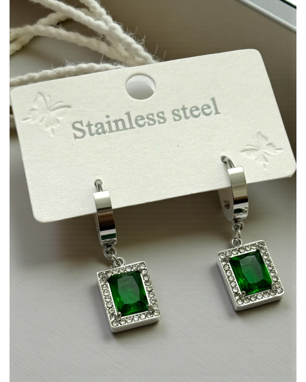 BAGET MODEL YEŞİL TAŞLI ÇELİK KÜPE