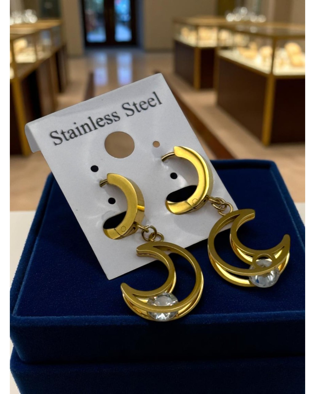 GOLD RENK SALLANTILI AY DETAYLI ÇELİK KÜPE