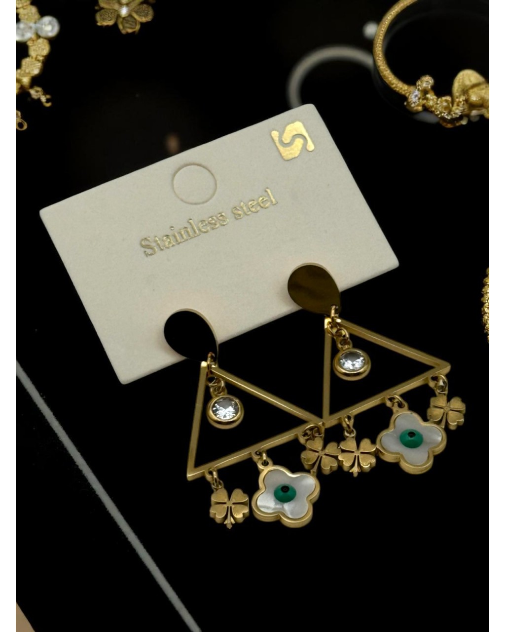 GOLD RENK SALLANTILI ÜÇGEN VE SEDEFLİ YONCA DETAYLI ÇELİK KÜPE