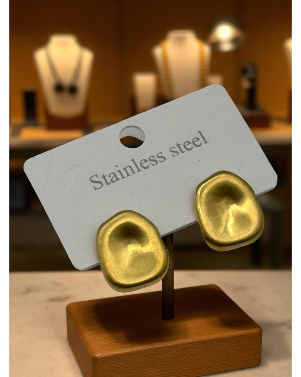 GOLD RENK DOKULU MODEL ÇELİK KÜPE