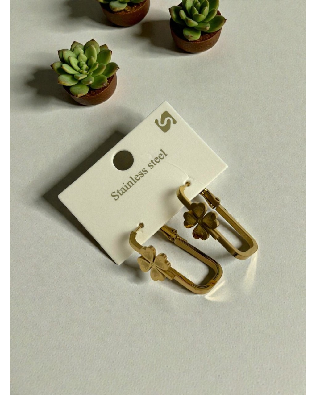 GOLD RENK DİKDÖRTGEN MODEL YONCA ÇELİK KÜPE