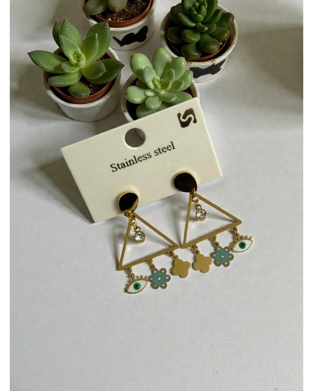 GOLD RENK SALLANTILI ÜÇGEN VE YONCA GÖZ DETAYLI ÇELİK KÜPE