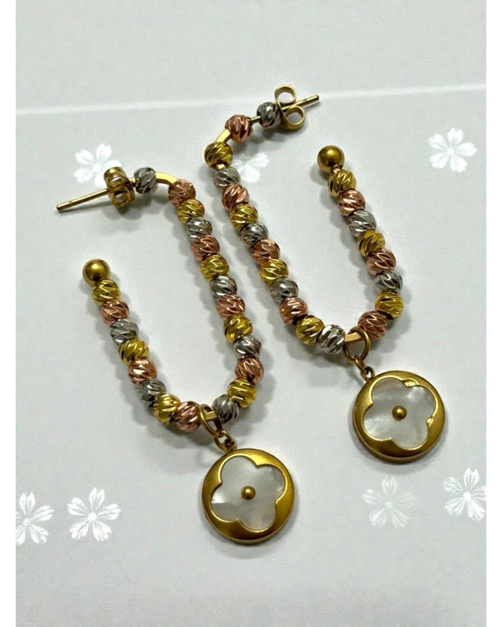 GOLD RENK U MODEL DORİKA BONCUK VE SALLANTILI YONCA DETAY ÇELİK KÜPE