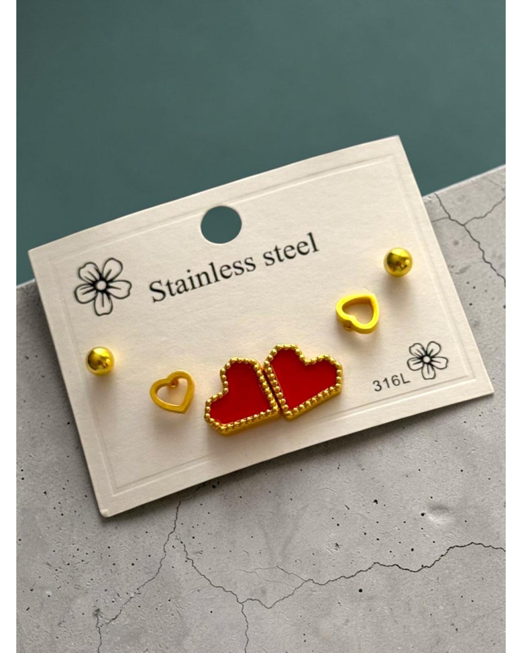 GOLD RENK ÜÇLÜ KIRMIZI KALP MODEL ÇELİK KÜPE