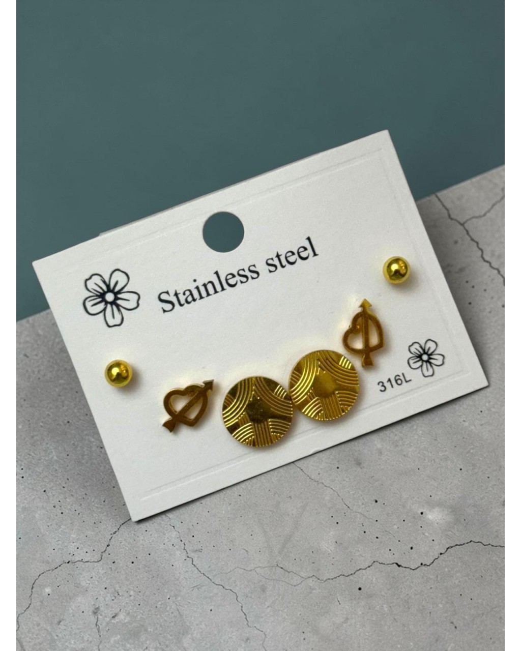 GOLD RENK YUVARLAK VE KALP ÜÇLÜ ÇELİK KÜPE