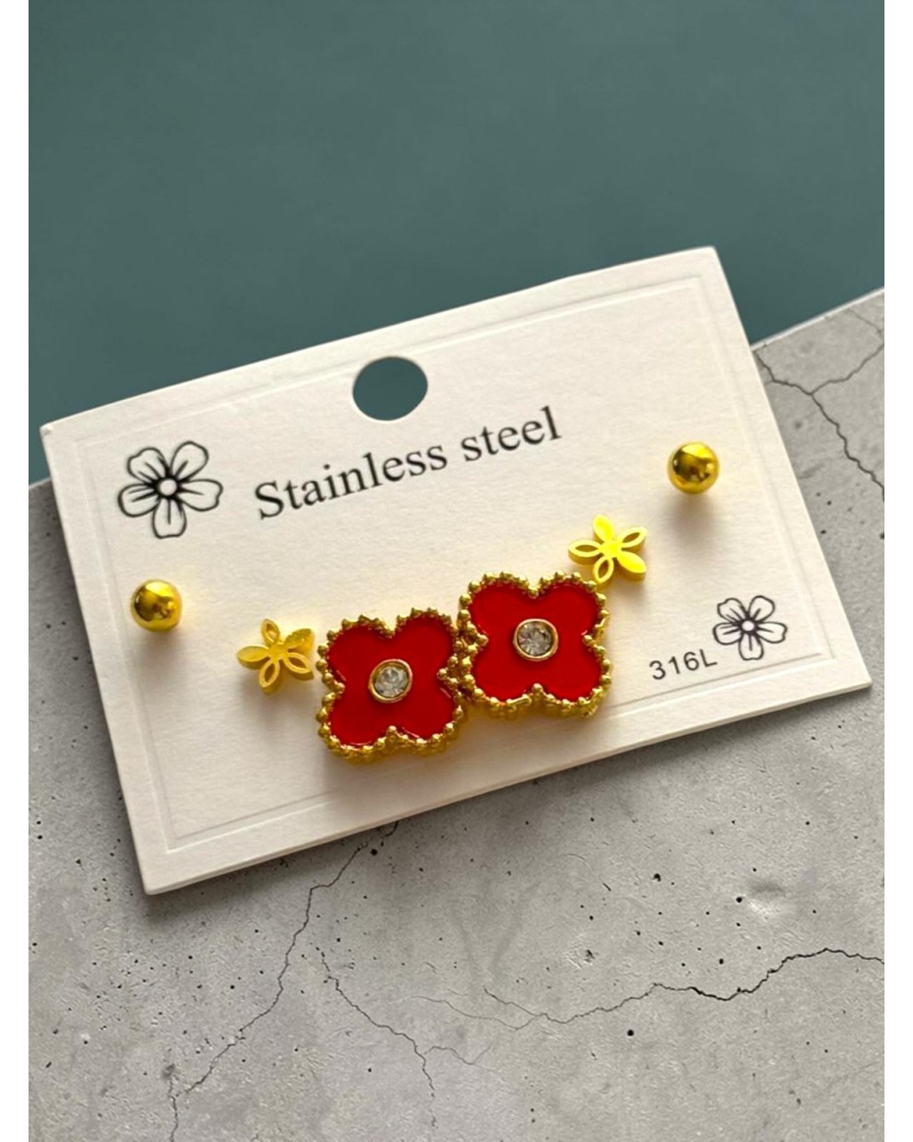 GOLD RENK KIRMIZI ÇİÇEK MODEL ÜÇLÜ ÇELİK KÜPE