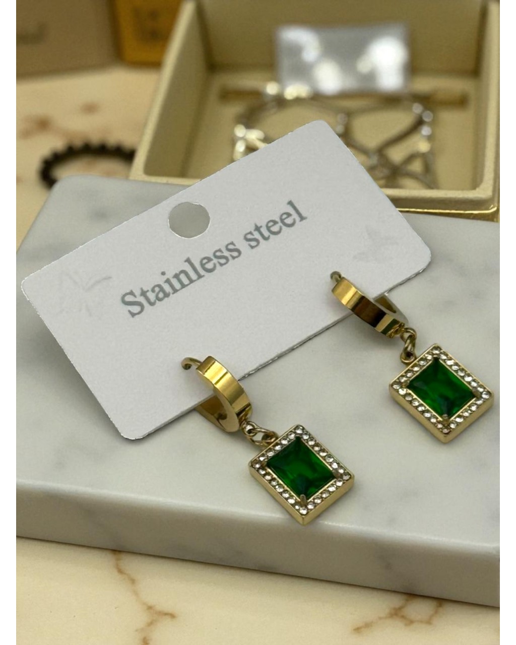 GOLD RENK YEŞİL TAŞ SALLANTILI MODEL ÇELİK KÜPE