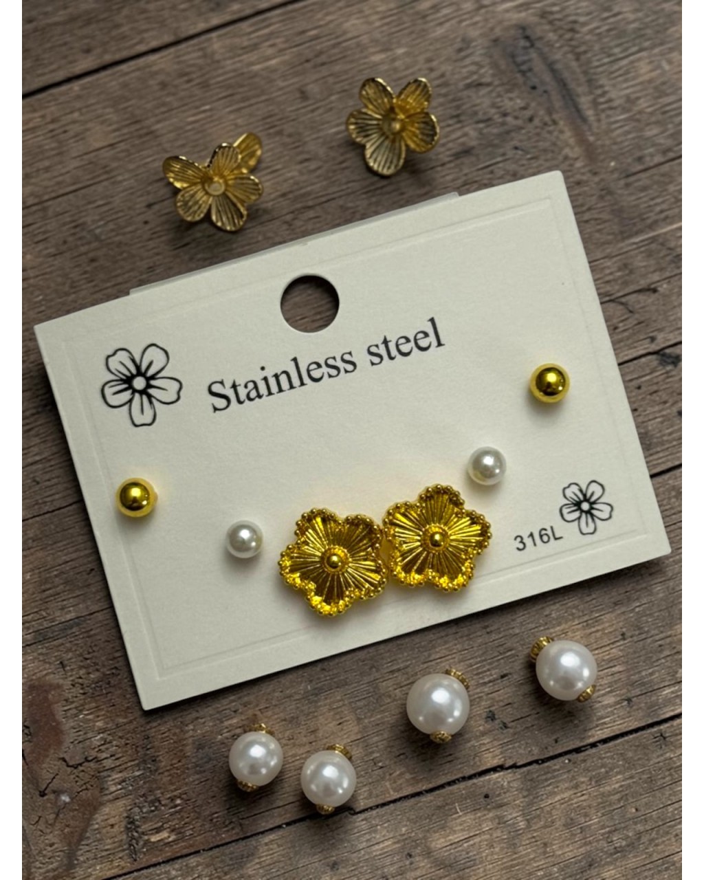 ÇİÇEKLİ MODEL SARI RENK İNCİLİ ÇELİK ÇOKLU KÜPE